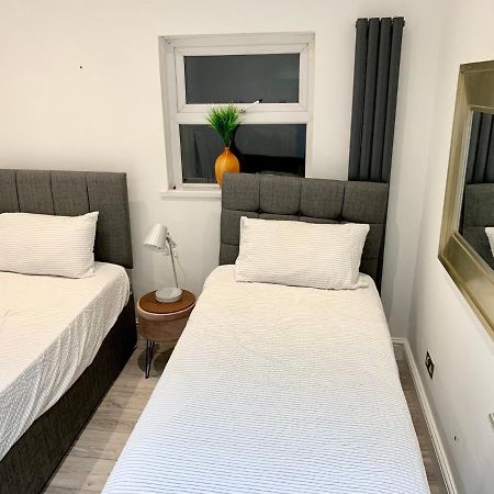 Modern 2 Bedroom Apartment With Private Garden Near Canary Wharf ลอนดอน ภายนอก รูปภาพ