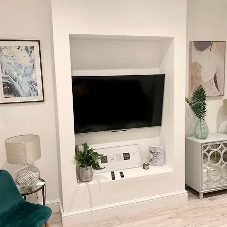 Modern 2 Bedroom Apartment With Private Garden Near Canary Wharf ลอนดอน ภายนอก รูปภาพ