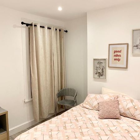 Modern 2 Bedroom Apartment With Private Garden Near Canary Wharf ลอนดอน ภายนอก รูปภาพ