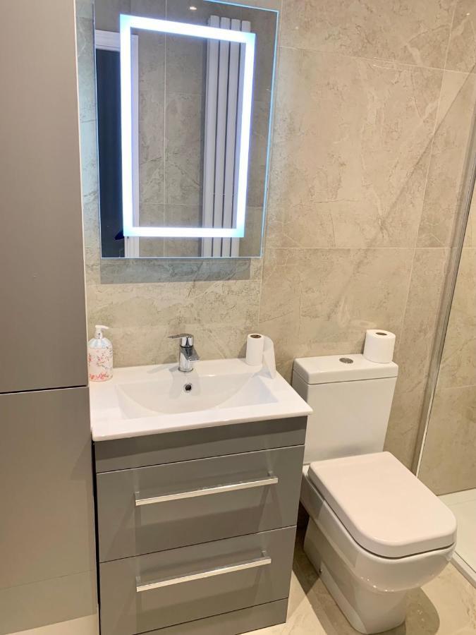 Modern 2 Bedroom Apartment With Private Garden Near Canary Wharf ลอนดอน ภายนอก รูปภาพ