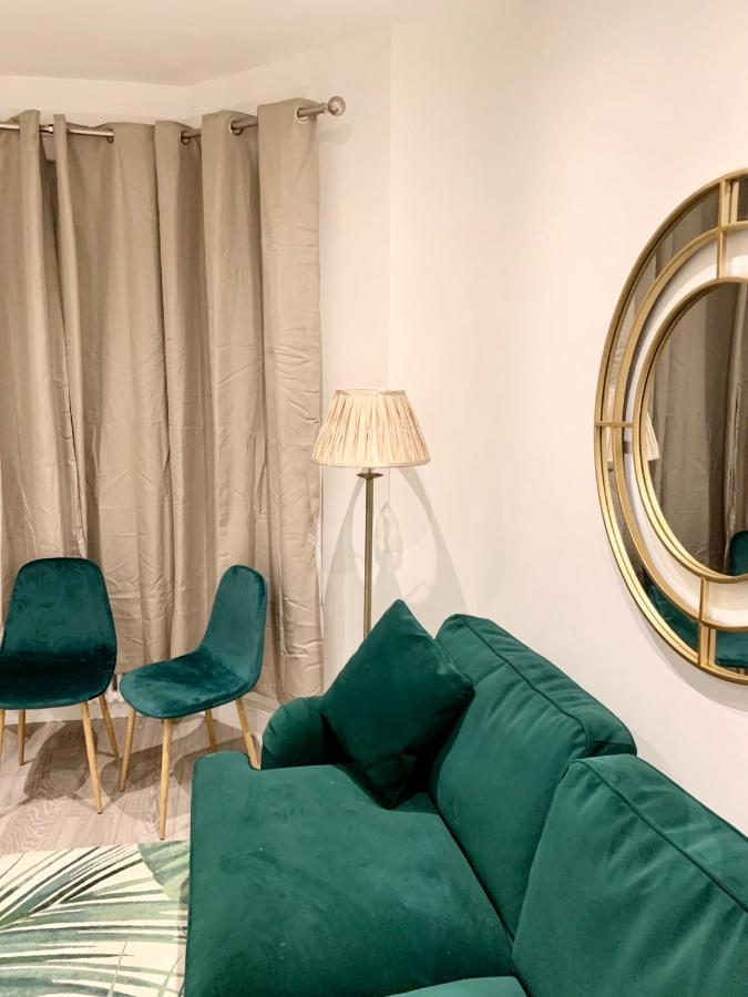 Modern 2 Bedroom Apartment With Private Garden Near Canary Wharf ลอนดอน ภายนอก รูปภาพ