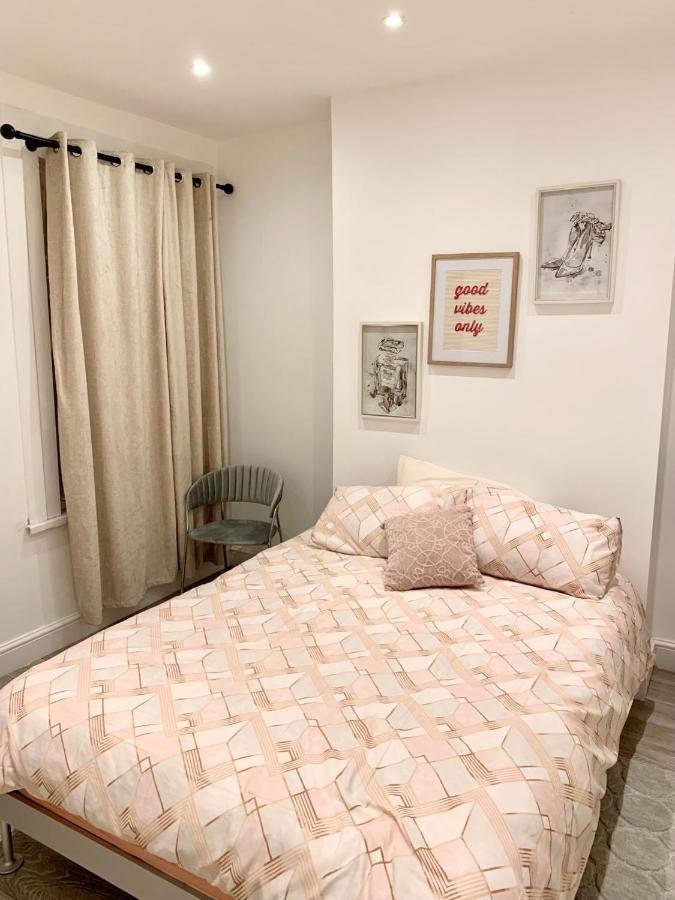Modern 2 Bedroom Apartment With Private Garden Near Canary Wharf ลอนดอน ภายนอก รูปภาพ