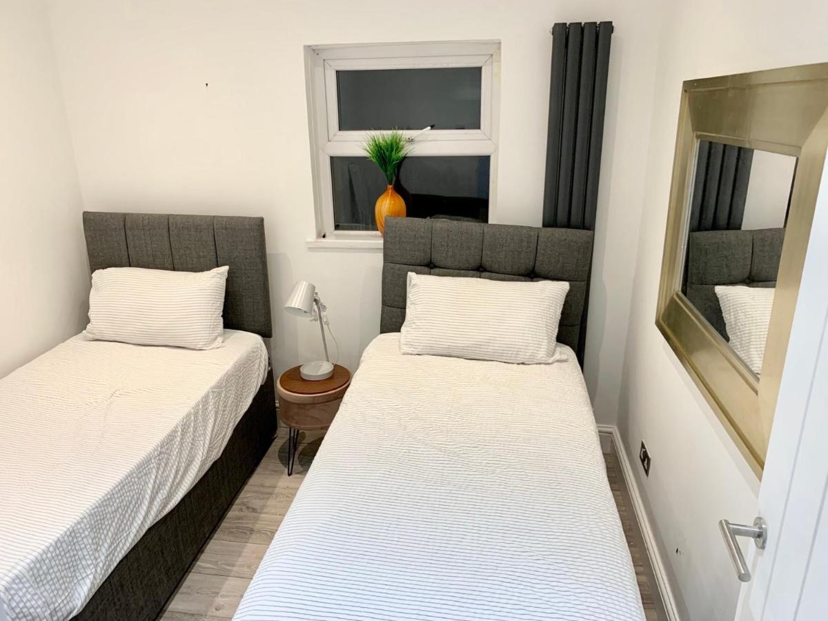 Modern 2 Bedroom Apartment With Private Garden Near Canary Wharf ลอนดอน ภายนอก รูปภาพ