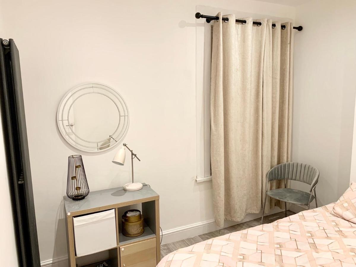 Modern 2 Bedroom Apartment With Private Garden Near Canary Wharf ลอนดอน ภายนอก รูปภาพ